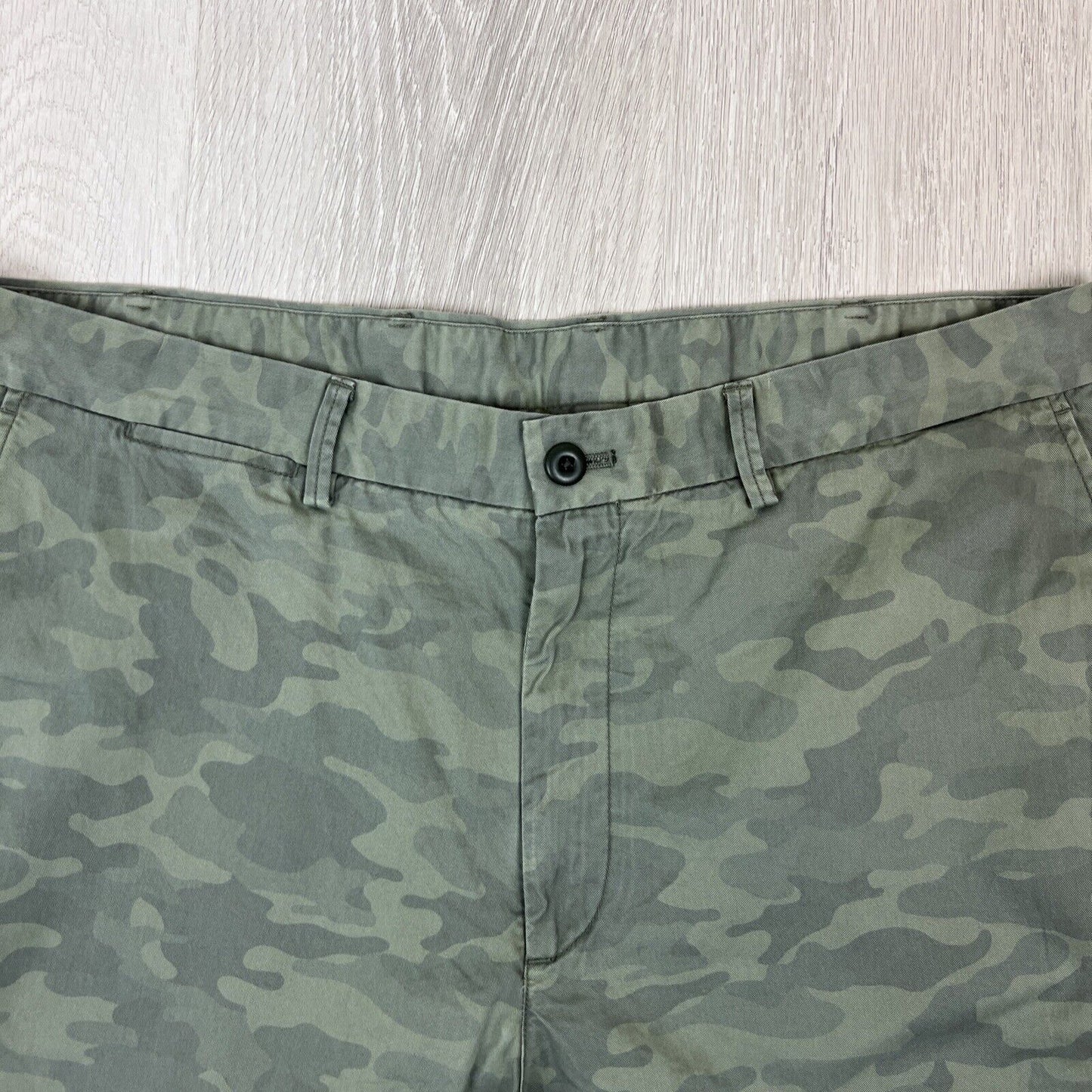 Uniqlo Mens Green Camouflage Chino Shorts Size XL