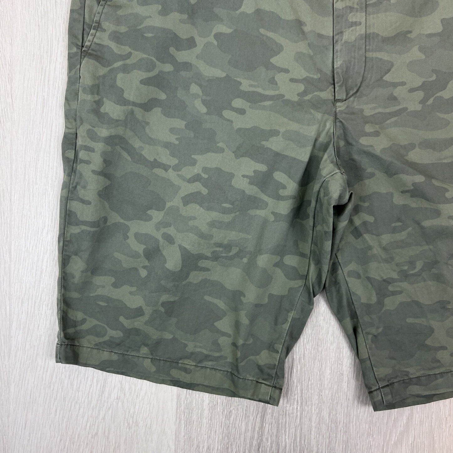 Uniqlo Mens Green Camouflage Chino Shorts Size XL