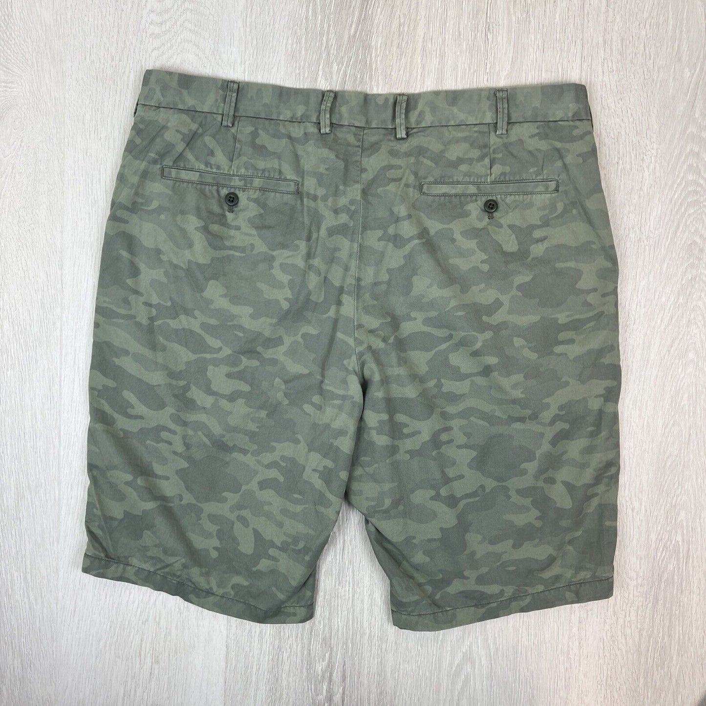 Uniqlo Mens Green Camouflage Chino Shorts Size XL