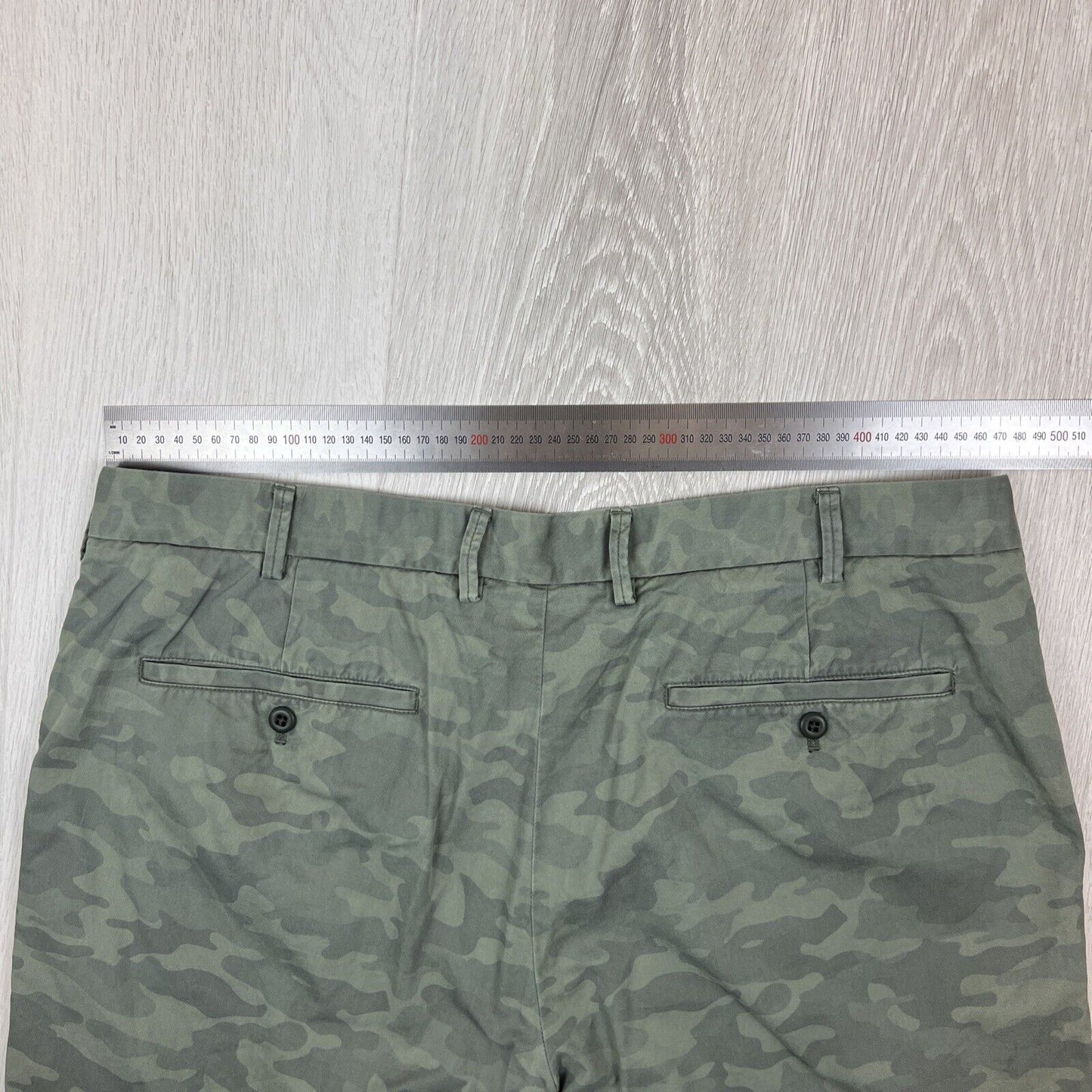 Uniqlo Mens Green Camouflage Chino Shorts Size XL