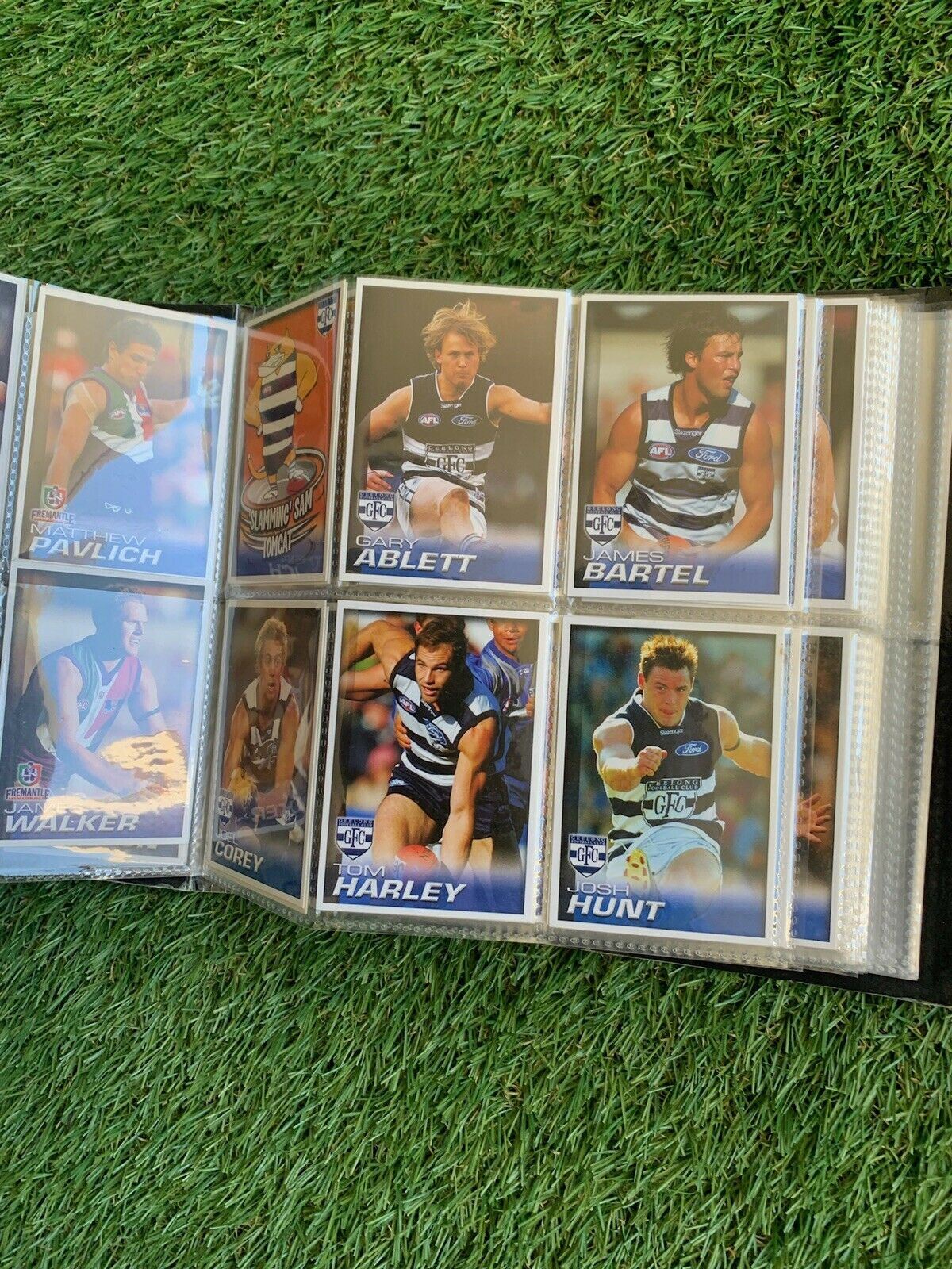 2005 Official AFL Collectors Album & Heaps of Cards (150+ Cards) Aussie Rules