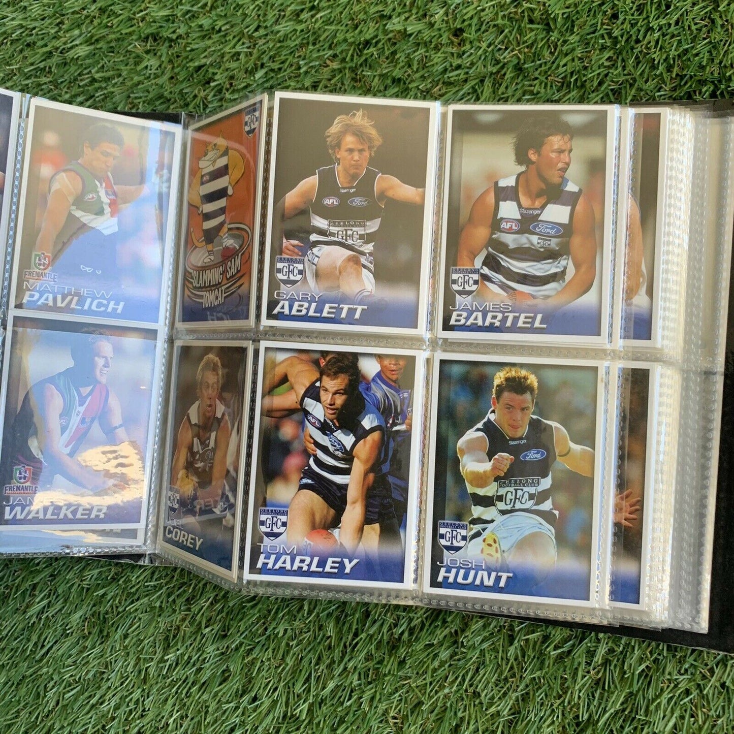 2005 Official AFL Collectors Album & Heaps of Cards (150+ Cards) Aussie Rules