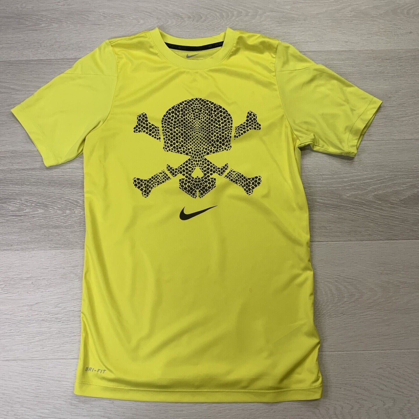 Nike Football Skull and Cross Bones Yellow Training Shirt Size Small