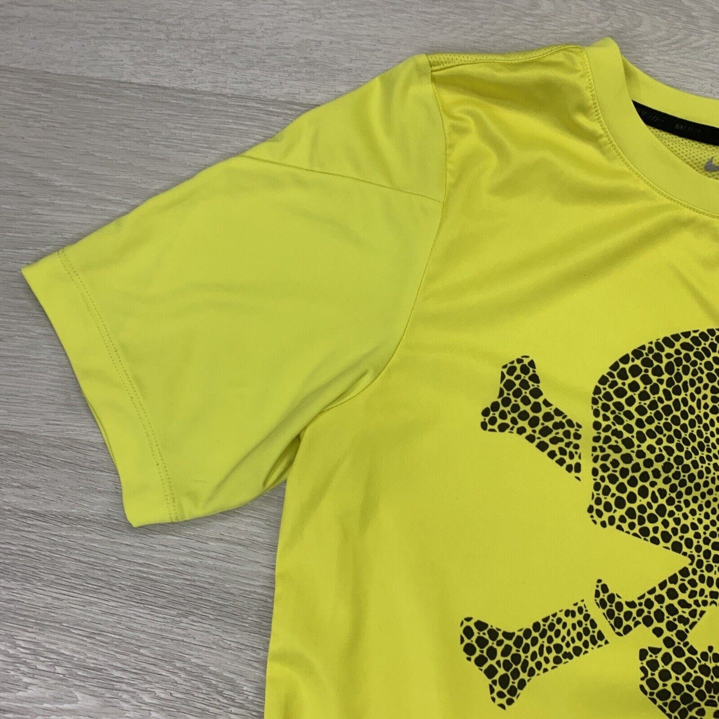 Nike Football Skull and Cross Bones Yellow Training Shirt Size Small