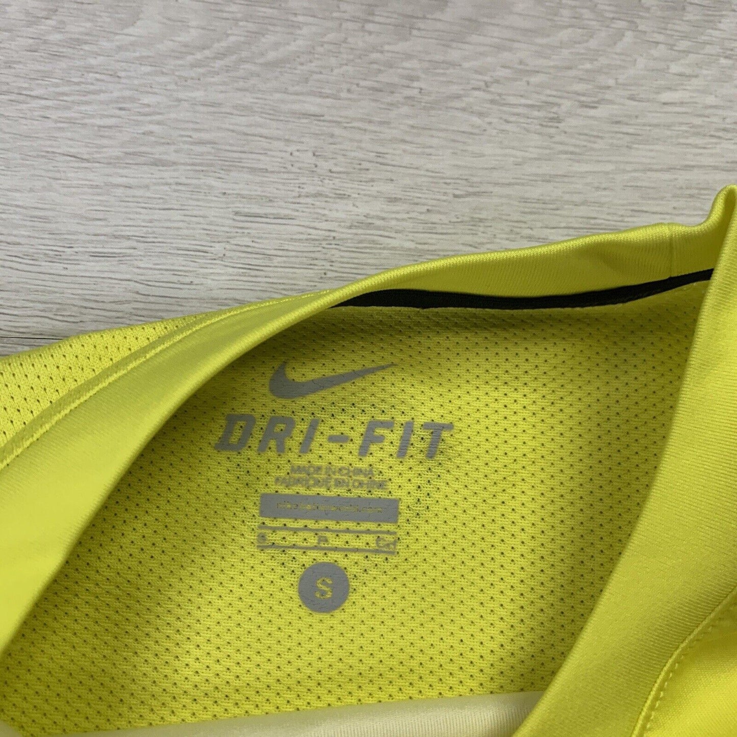 Nike Football Skull and Cross Bones Yellow Training Shirt Size Small