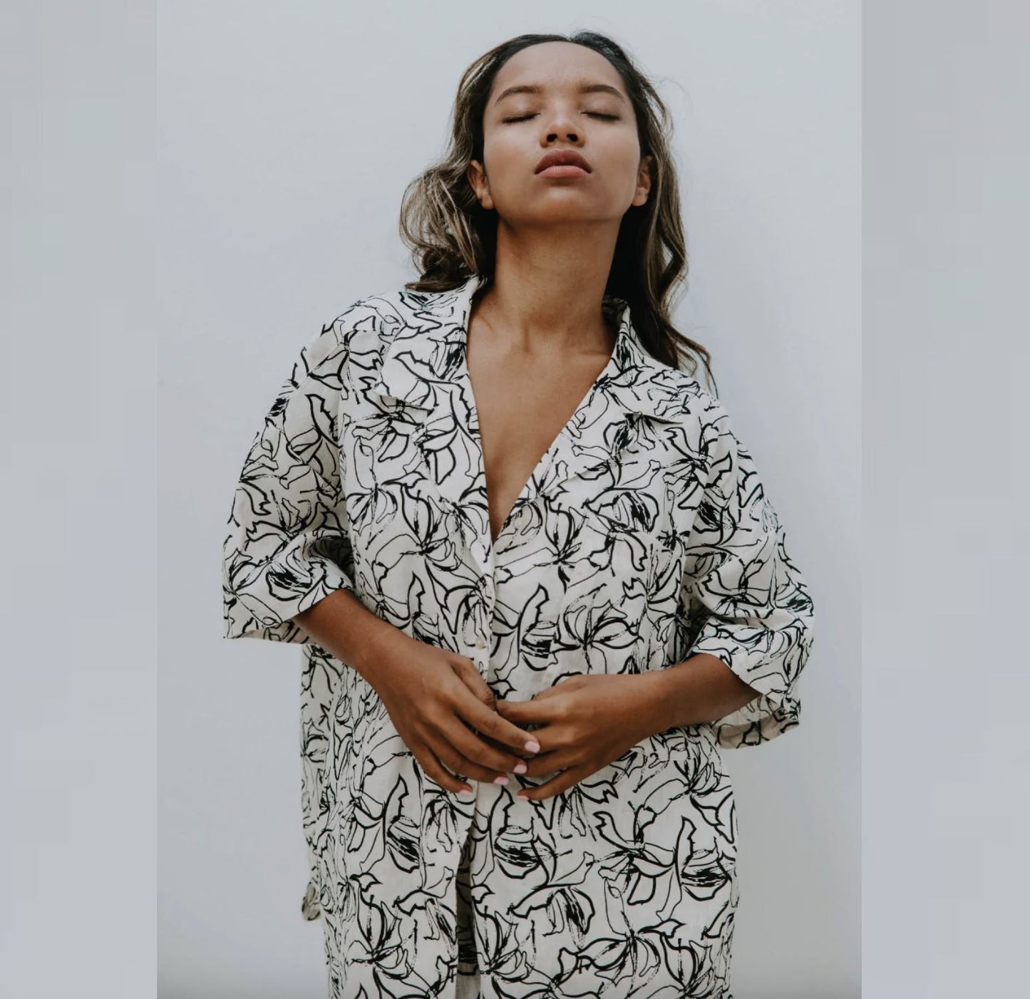 Miann & Co Womens Rebecca Wide Neck Shirt - Floral Sketch Size M (RRP $129.95)