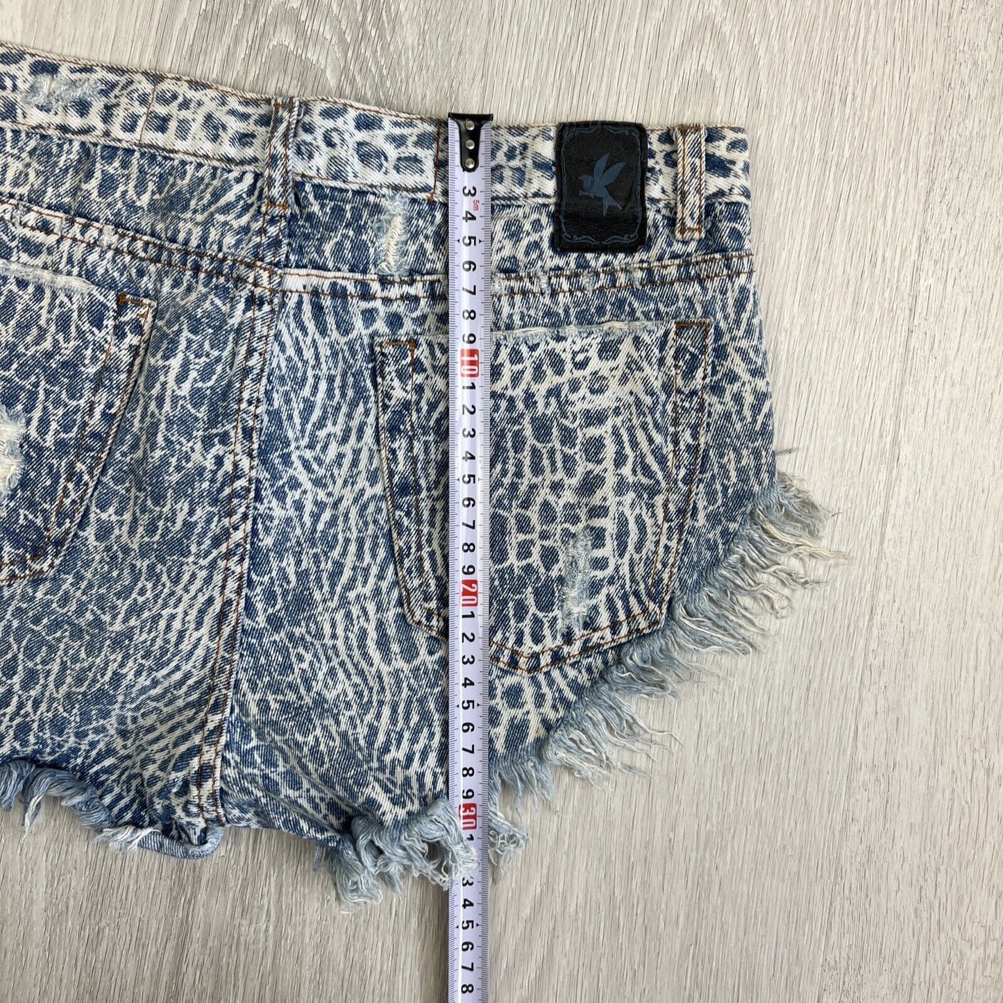 One Teaspoon Womens Blue Denim Cut-Off Animal Pattern Shorts Size 28-30 Approx