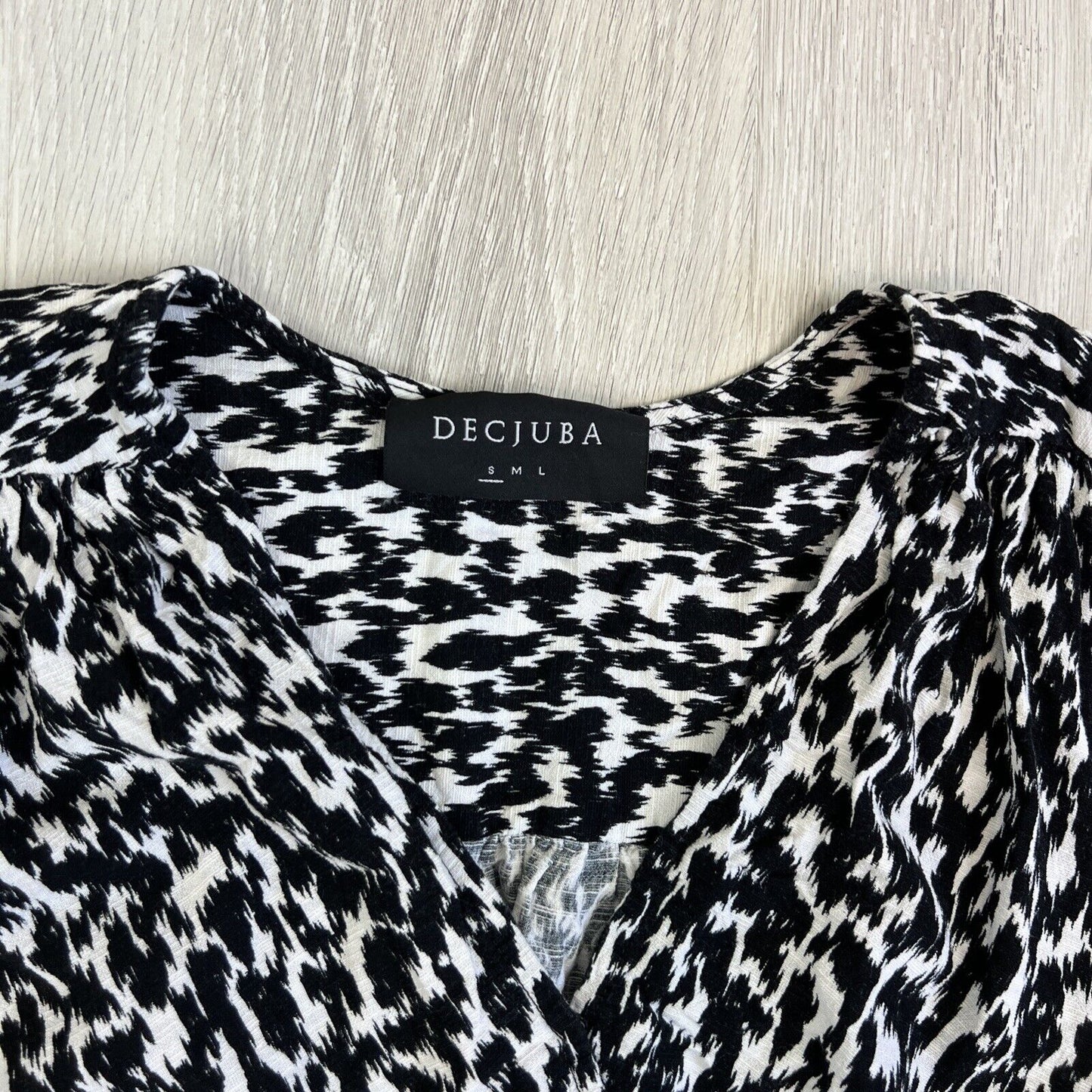 Decjuba Womens Animal Pattern Short Sleeve Blouse Top Size Small