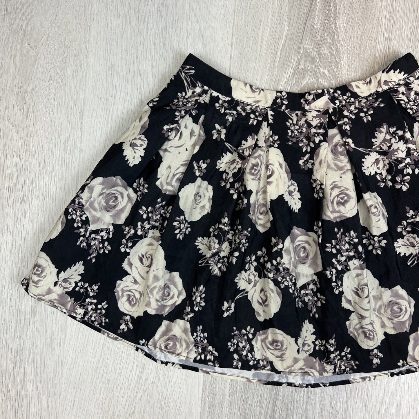 Forever 21 Womens Black Floral Pattern Mini Skirt Size 27