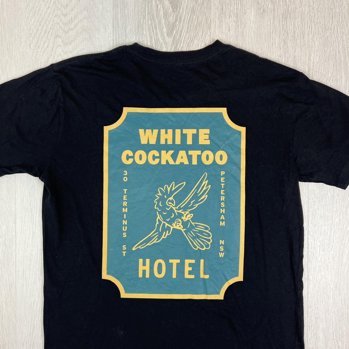 White Cockatoo Hotel Petersham Mens Black Graphic Print Pub T-Shirt Size Large