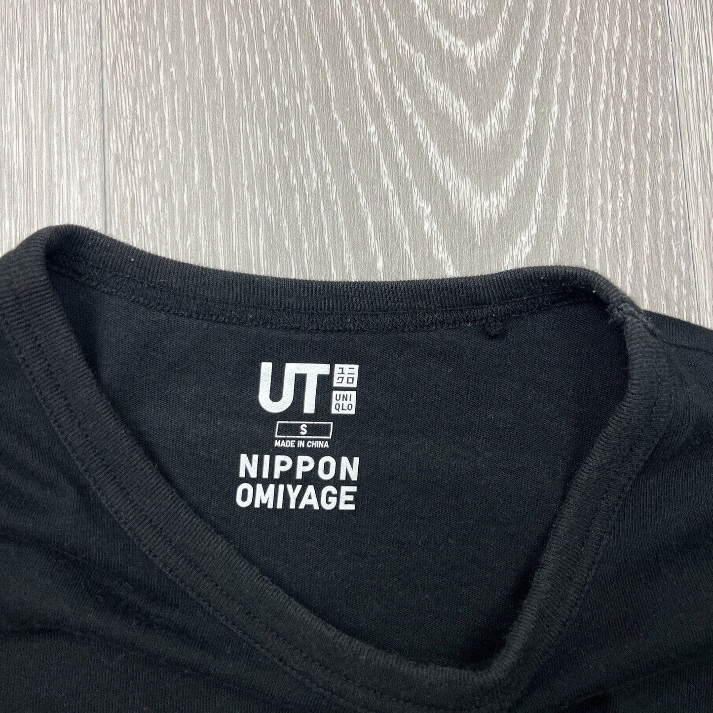 Uniqlo Mens JAPAN Nippon Omiyage Black T-Shirt Size Small